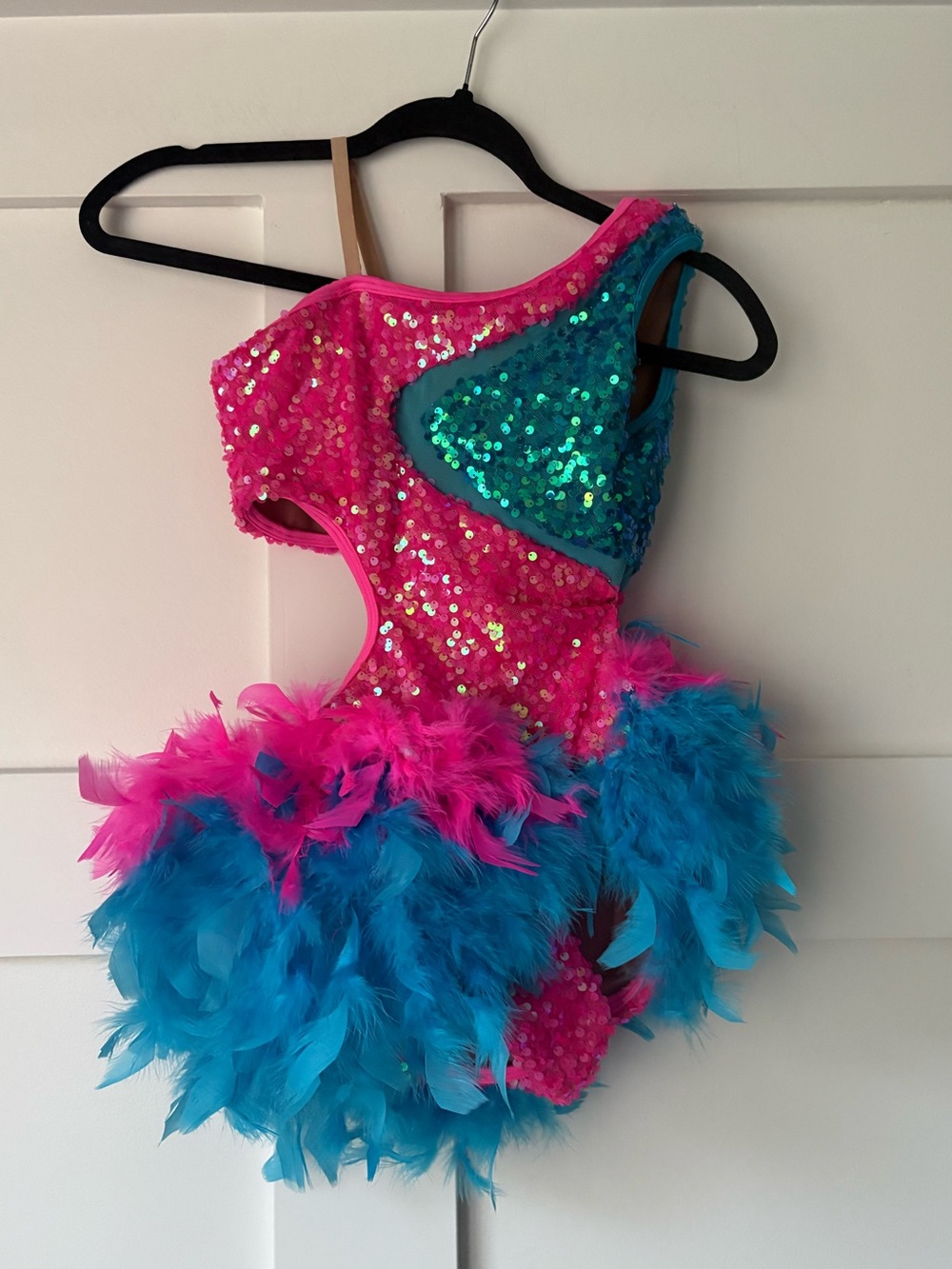 Girls dance costume with feathers •
size CL